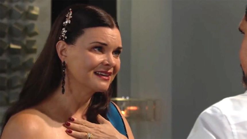 Katie (Heather Tom) est profondément touchée par le cadeau de Bill. Amour, Gloire et Beauté/Top Models,
                     épisode 9674 (16 décembre 2025,
CBS)