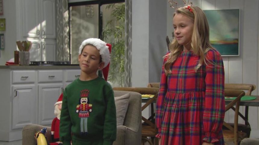 Hayes (Bryan David Garlick) et Kelly (Sophia Paras-McKinley) font l'admiration de leurs parents. Amour, Gloire et Beauté/Top Models,
                     épisode 9679 (23 décembre 2025,
CBS)