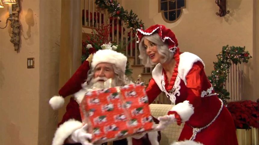 Le Père et la Mère Noël sont de passage à la Villa Forrester... ! Amour, Gloire et Beauté/Top Models,
                     épisode 9680 (24 décembre 2025,
CBS)