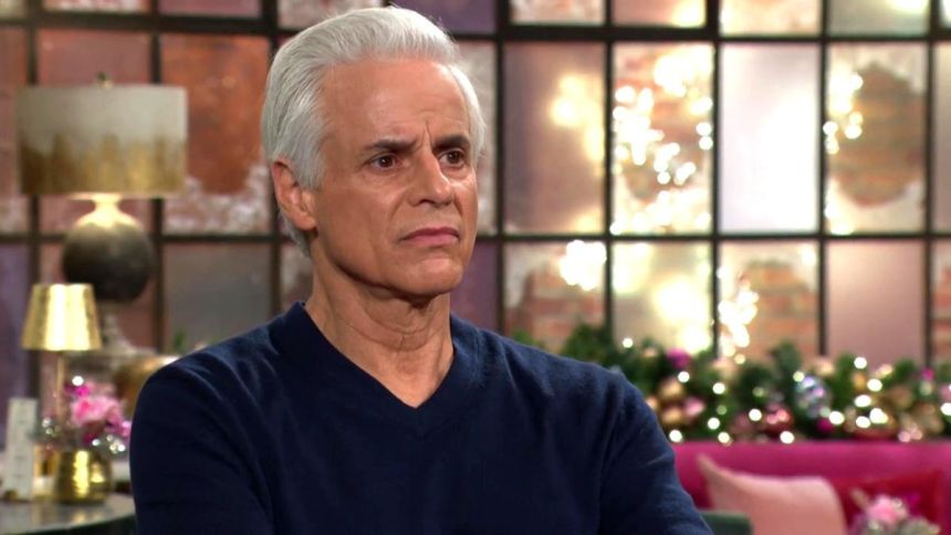 Michael (Christian Le Blanc) ne s'attendait pas à ce que Victor lui fasse un cadeau. Les Feux de l'Amour,
                     épisode 13283 (30 décembre 2025,
CBS)