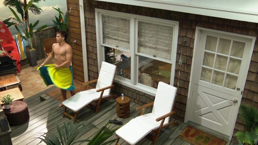 Will (Crew Morrow) ignore qu’on l’observe… Amour, Gloire et Beauté/Top Models,
                     épisode 9685 (2 janvier 2026,
CBS)