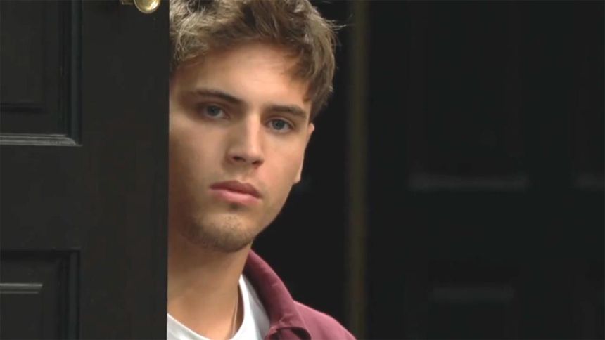 Will (Crew Morrow) surprend une conversation entre R.J et Electra. Amour, Gloire et Beauté/Top Models,
                     épisode 9696 (19 janvier 2026,
CBS)