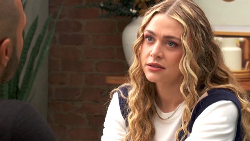 Claire (Hayley Erin) s'interroge sur ce que cache Holden. Les Feux de l'Amour,
                     épisode 13311 (9 février 2026,
CBS)