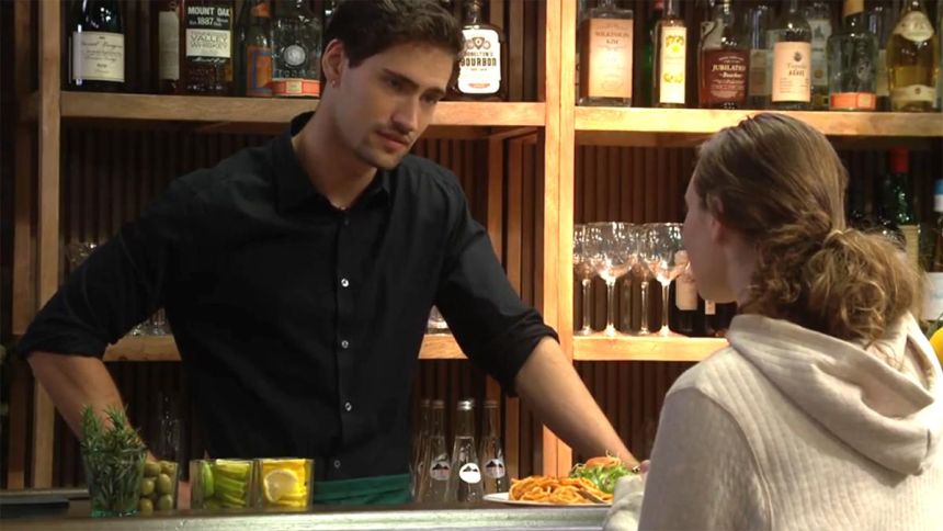 Pour l'aider à s'en sortir, Deke (Harrison Cone) propose un job à Dylan. Amour, Gloire et Beauté/Top Models,
                     épisode 9713 (11 février 2026,
CBS)