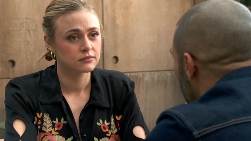 Claire (Hayley Erin) peine à croire Holden. Les Feux de l'Amour,
                     épisode 13319 (19 février 2026,
CBS)