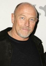 La popularité de Corbin Bernsen, acteur dans Les Feux de l'Amour