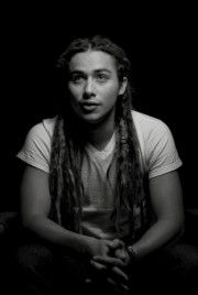 La popularité de Jason Castro, acteur dans Amour, Gloire et Beauté