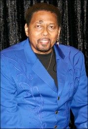 La popularité de Aaron Neville, acteur dans Les Feux de l'Amour