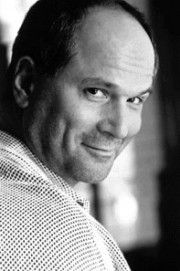 La popularité de John Kapelos, acteur dans Les Feux de l'Amour