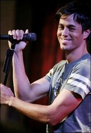 La popularité de Enrique Iglesias, personnage dans Les Feux de l'Amour