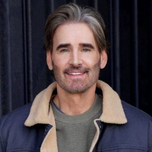J. Eddie Peck,                                     acteur                                                                        dans Les Feux de l&#039;Amour
