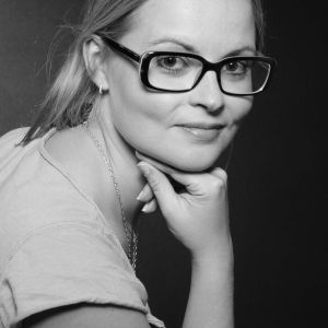 Karine Foviau,                                                                             voix française                                dans Les Feux de l&#039;Amour