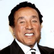 Smokey Robinson,                                     acteur                                                                        dans Les Feux de l&#039;Amour
