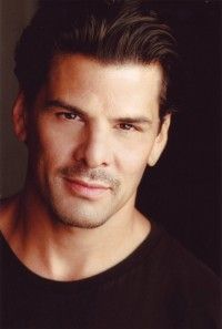 Jay Bontatibus,                                     acteur                                                                        dans Les Feux de l&#039;Amour