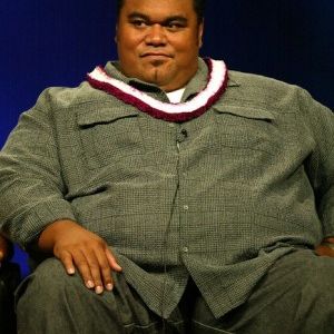 Peter Navy Tuiasosopo,                                     acteur                                                                        dans Les Feux de l&#039;Amour