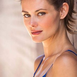 Victoria Barabas,                                     actrice                                                                        dans Les Feux de l&#039;Amour