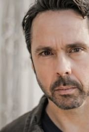 Andrew Hawkes,                                     acteur                                                                        dans Les Feux de l&#039;Amour