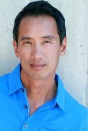Andrew Tinpo Lee,                                     acteur                                                                        dans Les Feux de l&#039;Amour