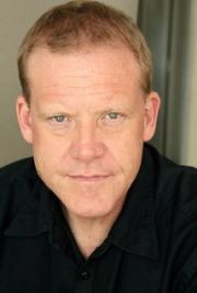Hal Perry,                                     acteur                                                                        dans Les Feux de l&#039;Amour
