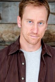 Mike Peebler,                                     acteur                                                                        dans Les Feux de l&#039;Amour