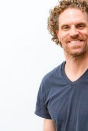 Travis Johns,                                     acteur                                                                        dans Les Feux de l&#039;Amour
