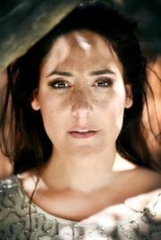 Alicia Coppola,                                     actrice                                                                        dans Les Feux de l&#039;Amour