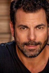Chuck Saculla,                                     acteur                                                                        dans Les Feux de l&#039;Amour