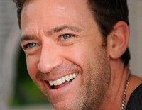 David Faustino,                                     acteur                                                                        dans Les Feux de l&#039;Amour
