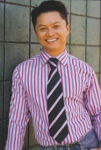 Alec Mapa,                                     acteur                                                                        dans Les Feux de l&#039;Amour