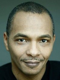 Rody Benghezala,                                                                             voix française                                dans Amour, Gloire et Beauté