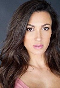 Sitara Hewitt,                                     actrice                                                                        dans Les Feux de l&#039;Amour