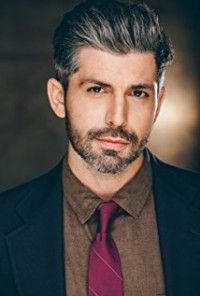 Kayvon Esmaili,                                     acteur                                                                        dans Les Feux de l&#039;Amour