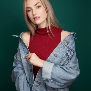 Bayley Corman,                                     actrice                                                                        dans Les Feux de l&#039;Amour