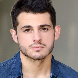 Zach Tinker,                                     acteur                                                                        dans Les Feux de l&#039;Amour