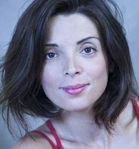 Kahina Tagherset,                                                                             voix française                                dans Amour, Gloire et Beauté