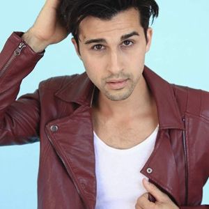 Chris Costanzo,                                     acteur                                                                        dans Les Feux de l&#039;Amour