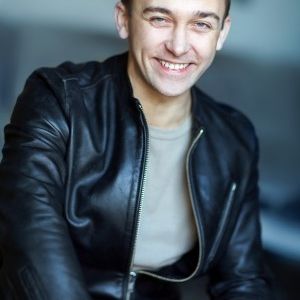 Thierry D&#039;Armor,                                                                             voix française                                dans Les Feux de l&#039;Amour
