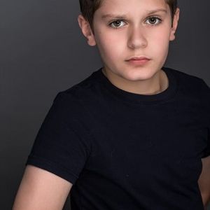 Dane West,                                     acteur                                                                        dans Les Feux de l&#039;Amour