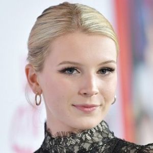 Madison Thompson,                                     actrice                                                                        dans Les Feux de l&#039;Amour