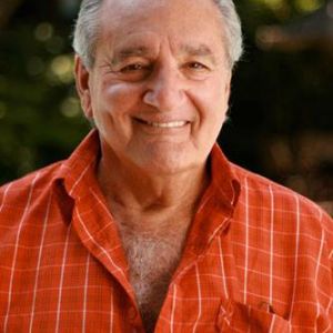 Sandy Dvore,                                                         technicien                                                    dans Les Feux de l&#039;Amour