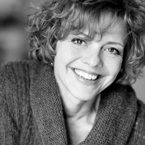 Isabelle Leprince,                                                                             voix française                                dans Les Feux de l&#039;Amour