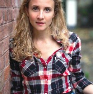Leslie Lipkins,                                                                             voix française                                dans Les Feux de l&#039;Amour