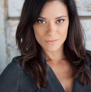 Evelina Martinez,                                     actrice                                                                        dans Les Feux de l&#039;Amour