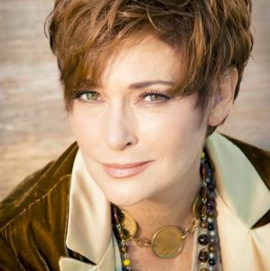 Carolyn Hennesy,                                     actrice                                                                        dans Les Feux de l&#039;Amour