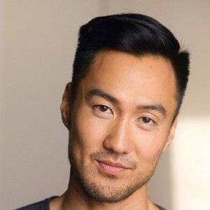 Matthew Um,                                     acteur                                                                        dans Les Feux de l&#039;Amour