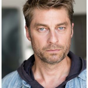Jamison Jones,                                     acteur                                                                        dans Les Feux de l&#039;Amour