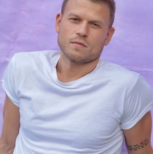 Aaron Schwartz,                                     acteur                                                                        dans Les Feux de l&#039;Amour