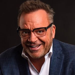 Tom Arnold,                                     acteur                                                                        dans Amour, Gloire et Beauté