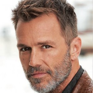 Scott Reeves,                                     acteur                                                                        dans Les Feux de l&#039;Amour