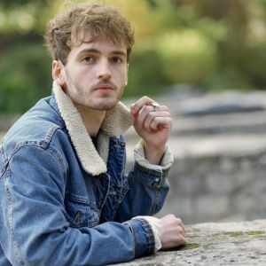 Clément Corinthe,                                                                             voix française                                dans Amour, Gloire et Beauté